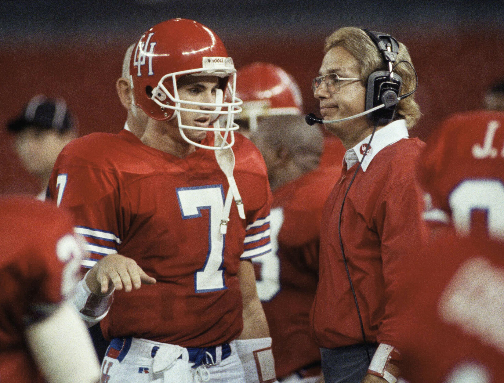1990: Houston's David Klingler throws NCAA-record 11 TD passes in 84-21 win